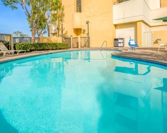 La Quinta Inn & Suites by Wyndham Buena Park - La Palma - Piscina