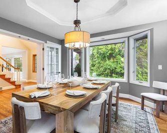 Luxe 7br Retreat |sleeps 16| Theater, Gym, & Grill! - Bothell - Eetruimte