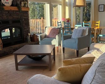 Skipping Stone Lodge at Buffalo Lake - Year Round fun at the Lake! - Stettler - Huiskamer