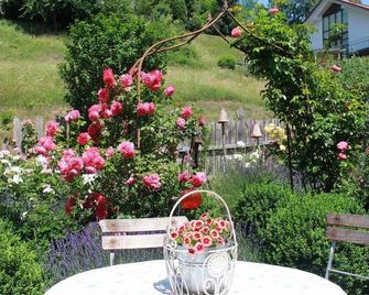 Gemütliche 50qm Ferienwohnung mit Terrasse, Haustiere sind erlaubt - Schönberg (Niederbayern) - Terasa