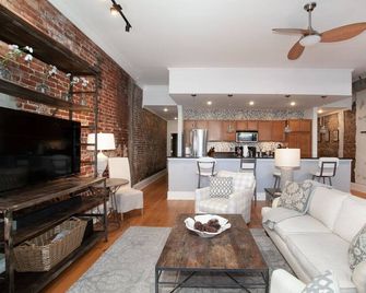 The Quiet Old City Hideout - Knoxville - Living room