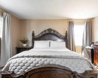 Private Master bedroom Suite with its own private Bathroom - Pomona - Bedroom