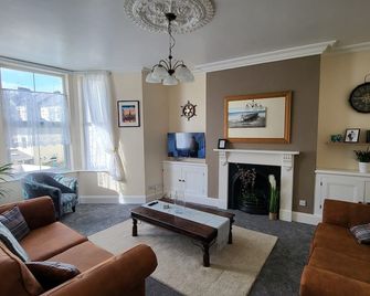 Plymouth Hoe Central Free Parking Ocean Reach - Plymouth - Oturma odası