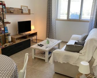 Quiet cottage with garden and wifi in Saint-Doulchard - Saint-Doulchard - Вітальня