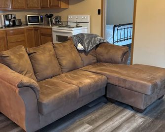 Charming 3-bedroom country house barndominium with WiFi in Union, pet friendly - Union - Living room
