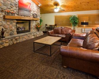 AmericInn by Wyndham Bismarck - Bismarck - Living room