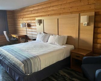 Days Inn & Suites by Wyndham Williamsburg IA North - Williamsburg - Bedroom