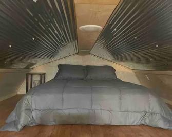 Hogan's Hideout Garage Apartment, cozy, private Cabin - Eminence