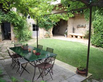 Magnificent Provencal farmhouse in medieval hamlet 8 km from Uzès - Sainte-Anastasie - Patio