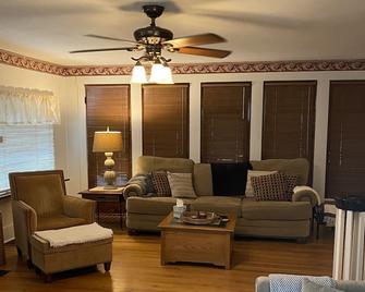 Historical California Bungalow 1 block from Millikin University - Decatur - Living room