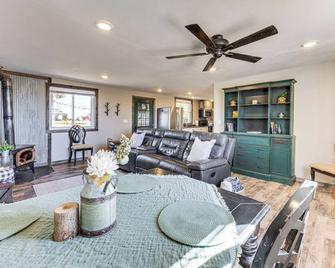 Rustic Cabin Working Homestead in Peyton! - Peyton - Living room