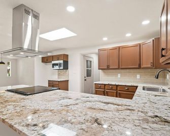 3-bedroom house in gorgeous Sierra Vista - Sierra Vista - Kitchen