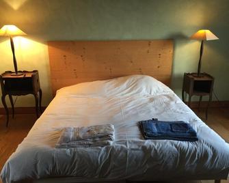 La Vieille Foulonnière : Chambres d'hôtes & Permaculture - Les Pas - Camera da letto