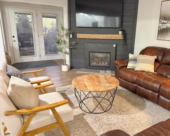 5 min walk to village and slopes! Peaceful 3 BR 2 Bath retreat - Snowshoe - Living room