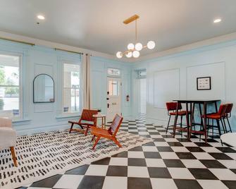Suite 4 | Historic Art City Inn - Springville - Living room