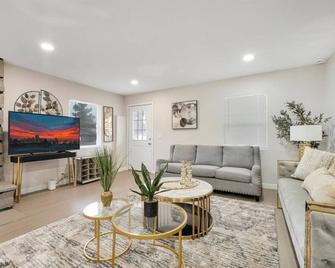 Spacious 5br Retreat Sleeps 10 - El Cajon - Living room