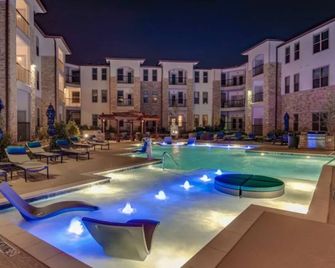 Landing | Beautiful 2bd, Clubhouse, Gym - Haltom City - Piscina