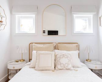 Brass Apple Cottage - Campbell River - Bedroom