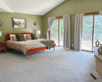 Tranquil Escape Indoor Pool Spa Arcade - Rockford - Soveværelse