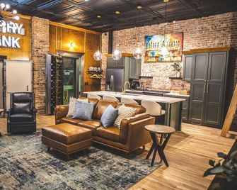 The Heist - Newberry's Premier Place to Stay - Newberry