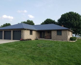 House On Grand Lake St. Marys, On Montezuma Bay Channel. Boat Rides Optional - Celina - Building