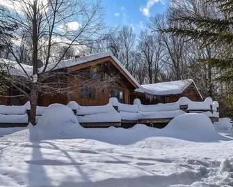 Luxury Cabin with Indoor Heated SaltWater Pool! - Old Forge - Будівля