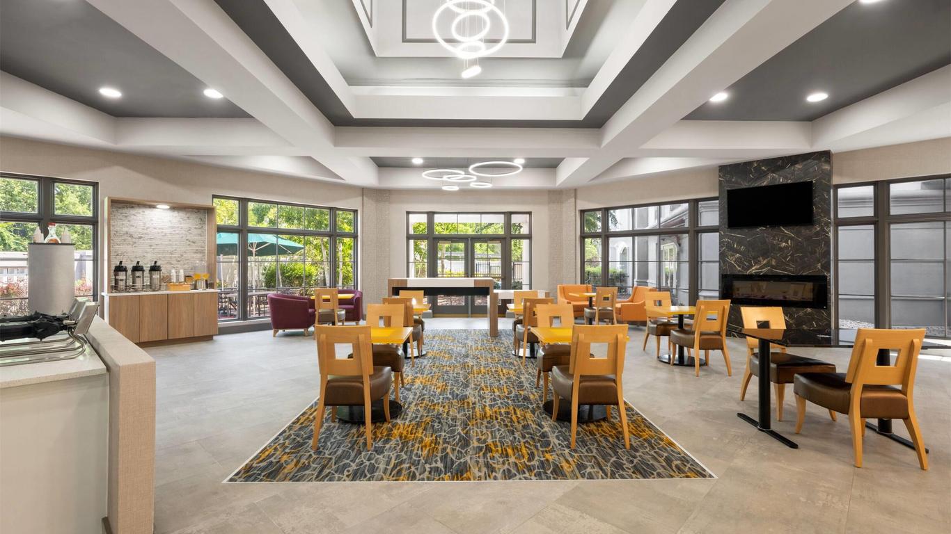 La Quinta Inn & Suites by Wyndham Raleigh Cary