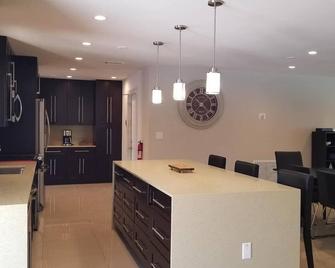 Family Vacation Paradise - Coral Springs - Dining room