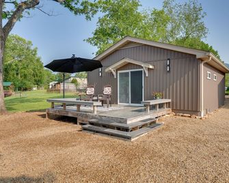 Detached Watauga Riverfront Studio w/ Grill - Elizabethton - Patio