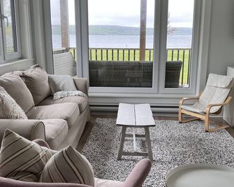 Lakefront Oasis - Baddeck - Living room