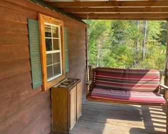 Charming Cabin near Kentucky LK - Camden - Patio