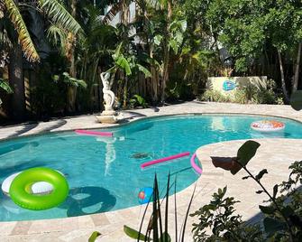 Oceanside Mist Apts: Heated Pool , Hot Tub & Tiki Bar! -Hemingway Suite - Lauderdale-by-the-Sea - Pool