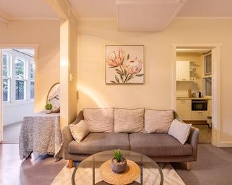 Comfort 1 Bedroom Cottage Retreat Yeronga - Brisbane - Living room