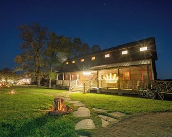The Rambler Room - Wander Inn - Round Top - Building