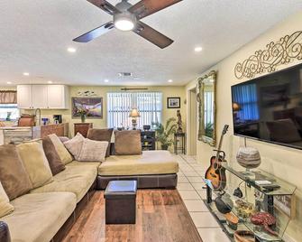 Unique Nokomis Home about 2 Mi to Beach Access! - Nokomis - Living room