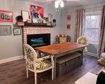 Cheerful cottage by Falls Lake, located between Raleigh, Durham, and Wake Forest - Wake Forest - Eetruimte