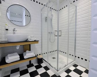 Logis Hostellerie Saint Pierre - Saint-Pierre-du-Vauvray - Bathroom