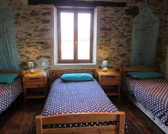 Family friendly gite with shared pool - Tauriac-de-Naucelle - Habitación
