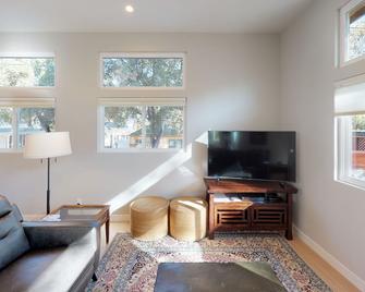 Twice is Nice--2BR/2BA Finely Finished Home in Downtown Paso Robles! - Paso Robles - Living room