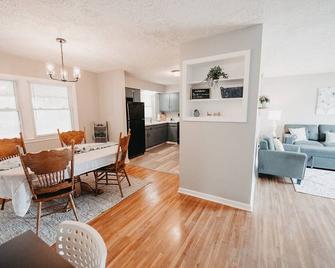 Hot Tub, Pool table, Sleeps 10 - Lexington - Dining room