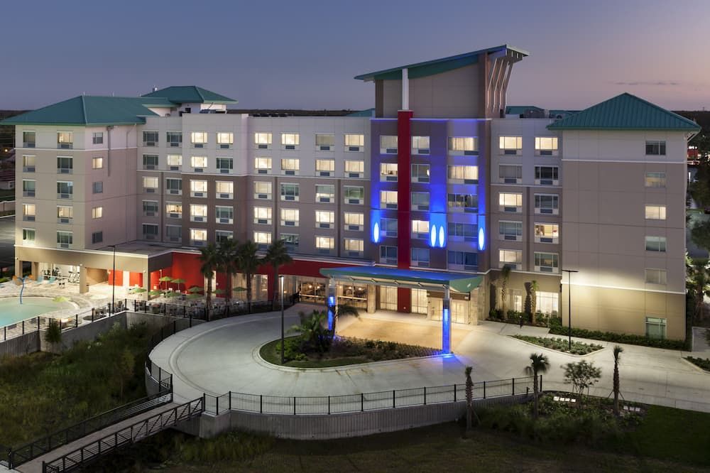 Building view of Holiday Inn Express & Suites Orlando At Seaworld