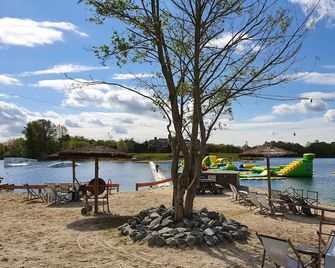 Holiday apartment or Holiday house with private beach on the lake in Aurich-Tannenhausen - Aurich - Playa