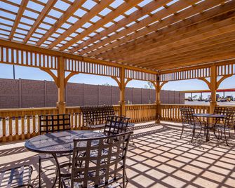 Suburban Studios Midland I-20 - מידלנד - פטיו