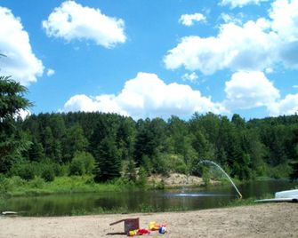 Large Lakeside Cabin Rental with a Wood-Burning Stove in Lanaudière, Québec - Saint-Jean-de-Matha