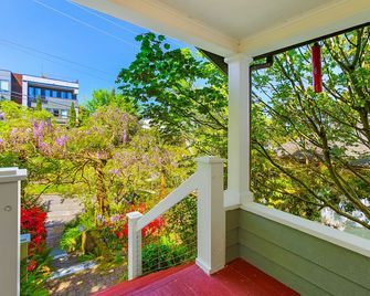 Enchanted Path to a Gardenscape - Seattle - Balcony