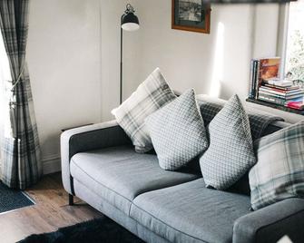 Saddleworth Holiday Cottages - Oldham - Living room