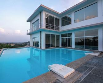 Bliss Farm Stay- Hilltop - Shamirpet - Басейн