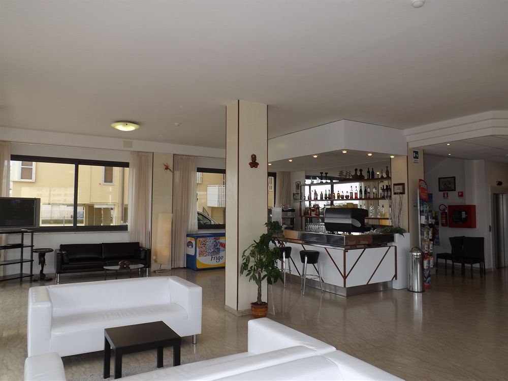 هوتل أطلس بي آند بي - سسيناتيكو - بار