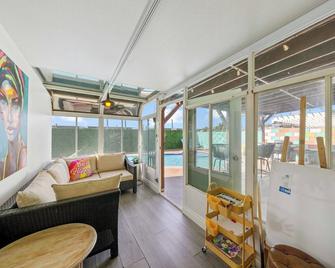 Vibrant Ranch home with Pool,Hot tub,BBQ grill ,King Bed.Disneyland! - La Puente - Living room