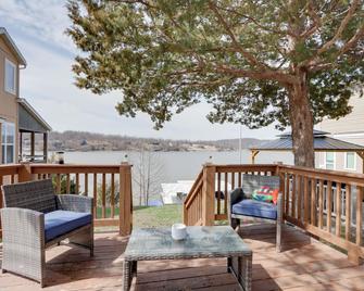 Cozy Camdenton Cottage with Deck and Boat Dock Access! - Camdenton - Balcón